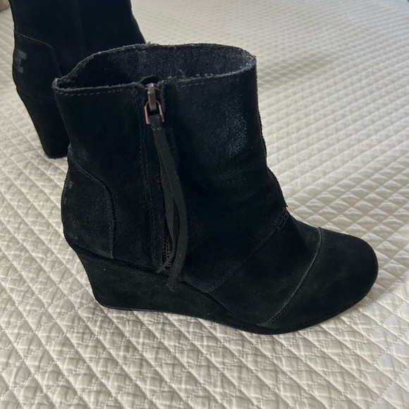Worn once! TOMS Womens Desert Wedge Black Suede Side Zip Booties. Size 8 - Picture 2 of 7